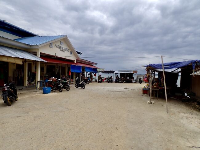 海の側には市場があります。