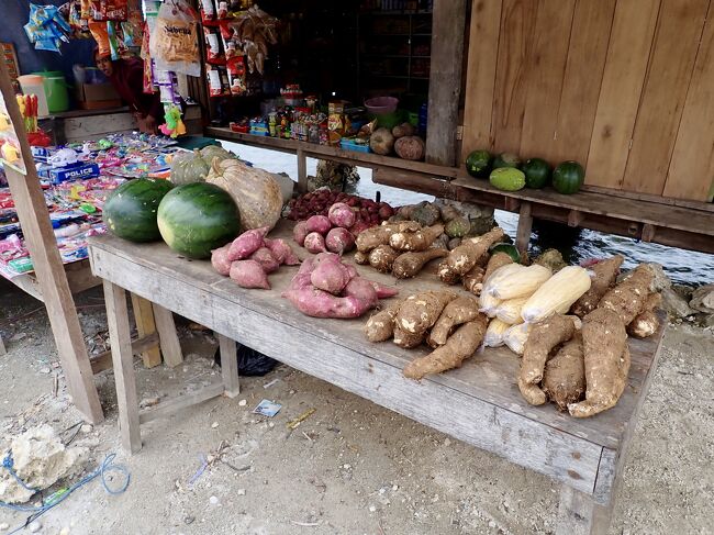 芋などが売られています。