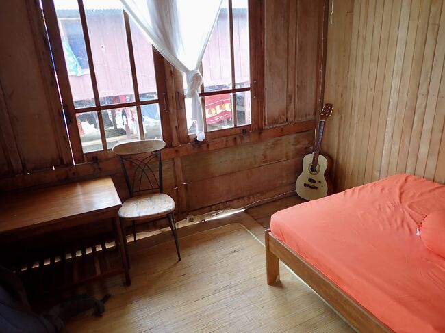 綺麗な部屋には、ギターと