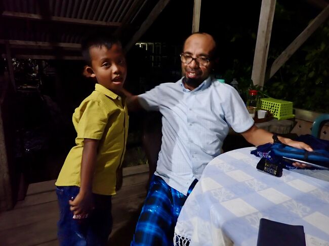 夕食を終わって、オーナーにこのケレドゥパ島のシュノーケリングについて聴きます。<br />明日、彼が近くのハガ(Haga)島にシュノーケリングトリップを手配してくれるそうです。<br />(掲載許可承諾済)<br /><br />2023/5/30(火) 合計(ルピア)                      <br />朝食                      20k<br />高速船                   50k<br />昼食                      35k<br />食糧、雑貨               8k<br />計                   Rp  113k         <br />Rp1k=100円として 1130円<br /><br />2019/11/27から旅を初めて1282目まで計 5,577,690円、<br />1日4350円使用しました。