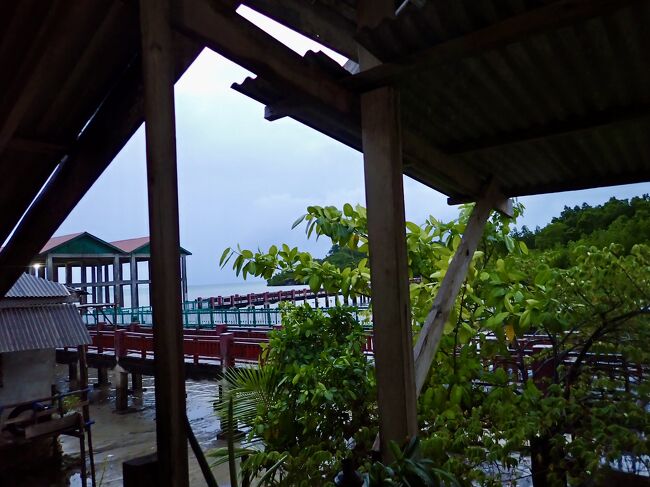 5:47<br />昨晩沢山雨が降りました。<br />今朝も空はグズついています。<br />シュノーケリングトリップは中止しました。<br />宿を一日延長します1454円