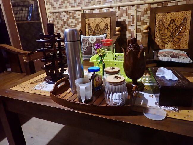 朝ごはんはベランダでなく、応接間で食べます。