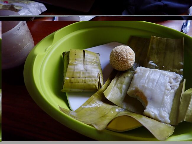 朝食は胡麻団子と甘いちまきの様なものでした。