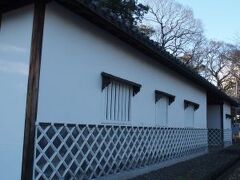 福岡城跡を西側へと行くと旧母里太兵衛邸長屋門があります。母里太兵衛は「黒田節」で知られる名将。その邸宅跡の長屋門を移築したものだそうです。大きな建物で見ごたえがありました。