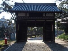 三の丸へと向かう途中にある名島門。小早川隆景が築城した名島城から移築されたものです。慶長年間に築城された名島城の建物が残っているというのはかなり貴重だと思います。とはいえ地元の方は普通にここを通っていました。私は福岡城において見逃せないところのひとつだと思います。