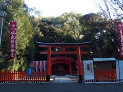 福岡県護国神社のなかにある掘出稲荷神社。真っ赤な鳥居、社殿が印象的でした。