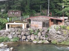 男鹿川沿いにある『川治温泉 薬師の湯』大人700円混浴露天風呂あり。丸見えだよ～。