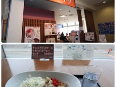 そして丘珠キッキンで食券買った1分後にJALからメールが来て1時間15分ディレイだって。

モエレ沼公園のレストランに行かれたなぁ！
いつまでも諦めが悪い私・・・ブツブツ

一番人気だというカレーでランチ。
美味しいけれどもう少し辛いと嬉しい。

保安検査場を通ったところで、またまた遅延のアナウンス。
機材到着が遅れているそうです。
どうやら函館空港からくる飛行機のようです。
