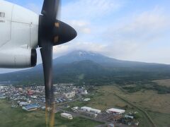 プロペラ越しの利尻山。
山の裾野が伸びていて綺麗です。
何枚も撮っちゃいました。
