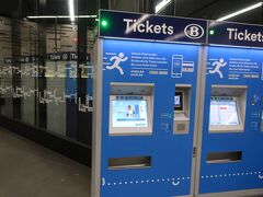 市内へは鉄道で行こう

自動販売機でチケット購入　クレカでOK
空港特別料金が入っているので片道で１０ユーロもするのにびっくり