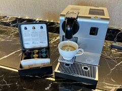 お部屋のネスプレッソでお目覚めのカフェを淹れます。