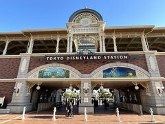 舞浜駅から写真のディズニーリゾートライン（モノレール）の駅
「東京ディズニーランド・ステーション」まで行きます。

こちらの前にある『東京ディズニーランドホテル』を右手にして
まっすぐ進みます。