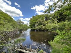 湯ノ湖の滝口。