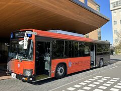 ゲスト待ちで出発時刻は過ぎていますが、こちらの無料のシャトルバスで
舞浜駅にある『東京ディズニーランド』に向かいます。