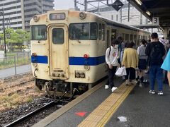 新飯塚駅で後藤寺線に乗り換え。
またローカル色。主役は高校生。