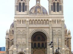 マルセイユ大聖堂。中央ドームの高さは70ｍあり、遠くからよく見えます。1893年に40年かけて完成。外装にはカシス石（黄土色の石灰岩）とフィレンツェ産の緑色の大理石を使用。