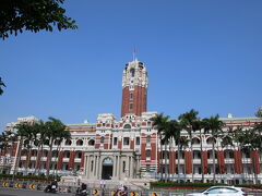 そして、大通りの突き当たりにそれは現れた！
台湾総統府。
ついに来た、という感じ。