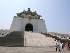 そして、広場の奥にある中正紀念堂へ。
ここへ来て本格的に暑くなってきた。
その中でも、あえて蒋介石の生涯と同じ数の外の階段を上る。
※エレベーターでも上がれます