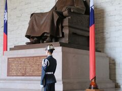 上りきった先の建物の中に、巨大な蒋介石の彫像が鎮座するホールが。
そして、兵士が両サイドを守っている。
そのためか、ここの空気は凛としている。