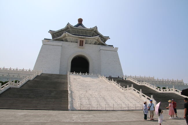 そして、広場の奥にある中正紀念堂へ。<br />ここへ来て本格的に暑くなってきた。<br />その中でも、あえて蒋介石の生涯と同じ数の外の階段を上る。<br />※エレベーターでも上がれます