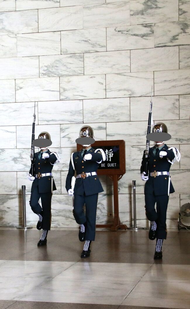 交代式開始15分ほど前から、ロープによって観覧場所が仕切られる。<br />観光客も徐々に増え始める。<br /><br />そして正時になり、エレベーターホールから交代の衛兵がやってきた。<br />拳を上げながら歩く姿、3人でシンクロしている様子、フロアを歩くときのブーツの音が、威風堂々としていてよい。