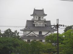 観光案内所の先の琵琶湖側にお城が見えました。