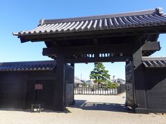 新居関は、慶長5年（1600）に徳川家康によって創設された関所です。全国で唯一現存する関所建物で、国の特別史跡に指定されています。「大御門」や、それに隣接する「高札場跡」などは、当時の関所や関所を通る人々をうかがい知れる貴重な史跡だと感じました。