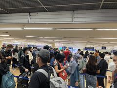 3時間でドンムアン空港着。
入国審査は相変わらずの混雑、以前あった紙の入国カードが廃止されていた。