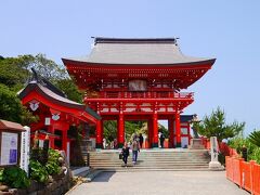 ◆楼門

朱塗りの色鮮やかな楼門が南国宮崎の蒼い空に映えますね～☆