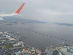 鈍色の重たい雲海を機体が突き抜けると
曇天の空の下で灰色をした博多湾が見えてきました。
私たちの旅は梅雨入りが始まったばかりの九州北部から
スタートすることになりました。
＜ご参考＞
2023年の九州北部の梅雨入りは5月29日頃と発表されていました。
平年は6月 4日頃ですから今年の梅雨入りは1週間ほど早いみたい
です。
私たちの出発をもう一週間ほど早めるべきでした。
これも温暖化が影響してるのかもしれません。