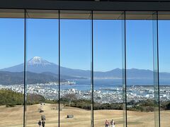 東静岡駅を経由してバスに揺られること約４０分。
今回の最大の目的地日本平ホテルへ到着です。

ロビーに入るとこの景色。
思わず歓声。