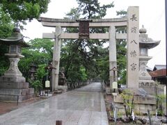 途中にある長濱八幡宮に参拝します