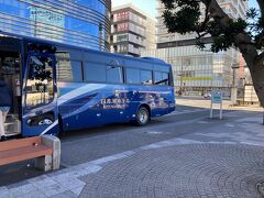 おしゃべりしながら１時間弱。
あっという間に静岡駅へ着きました。
10：45発のシャトルバスに向けダッシュ。
駅が小さいので新幹線到着から5分でバスに乗車できた。
事前にホテルへ静岡10：37着の新幹線で向かう旨伝えておきました。
運転手さんに伝わっており、私たちが無事乗車できたか確認してくださいました。