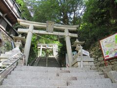 自動販売機で入島料兼宝厳寺の拝観料の券を購入して早速、宝厳寺に向かいます。奥さんが苦手な石段が続いていてます。