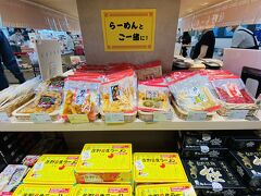 久しぶりに飛行機じゃなくて、車で東北道を北へ！
自宅を8時過ぎに出発しましたが、全く渋滞もなくスムーズで良かったです。

9時半に佐野SAでトイレ休憩。
SAの建物が新しくきれいになっていました。
観光バスがたくさん…ドイツ人の団体さんなんかもいて、多分皆さんこれから日光に向かうんじゃないでしょうか。

まだ出発して1時間半しか経ってませんが、佐野ラーメンとめんまをお買い上げ～。
今回は車だし、いっぱい買い物するぞ～(^o^)/