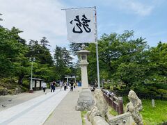 思った以上にスムーズだったので、宿のチェックインまではまだだいぶ時間があるので、米沢に寄って行きます。

12:45 上杉神社。