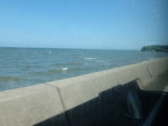 トンネルを抜けると海沿いに出ました！海はもちろん周防灘。
真玉海岸という夕日がきれいな海岸です。国東半島が付きだしているおかげで半島の西側と東側それぞれで夕日と朝日が拝めます。