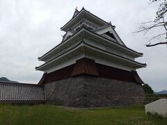 上山城の別名は月岡城、羽州の名城です。
山形を統治した最上家の最南端にあり、伊達家や上杉家との戦の舞台になりました。
現存天守ではないので、もちろん鉄筋コンクリート造りです。
各階には、山形県の歴史、地形、自然等、色々なことが勉強できるようになっていました。
じっくりと見ていたら、1時間では足りなくなりましたよ。