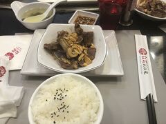 キャンペーンで当たったイージーカードで行った鉄板焼きのお店　昨日YouTubeでここでも使える動画見てきたけど、、、やめた方がいい　400台湾ドル(1800円くらい) 骨付きビーフ　ご飯　スープ　甘い紅茶