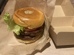 明日から値上げらしいのでホテル内のハンバーガー屋で晩ご飯。
ダブルクラシックビーフバーガー。