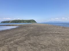 既に干潮始まっているので島までつながっている。
急がないと。