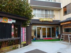 レンタカー飛ばして、11時30分。越前カニの名店「やまに水産」さん駐車場到着。裏口から入ります。