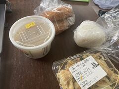 なので朝ご飯は近所の人気弁当屋で調達。
なんでもビニール袋に入れるのは東南アジア風。