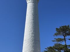 誘惑の多い神門通りの後は日御碕灯台へ。
海も空も真っ青です。