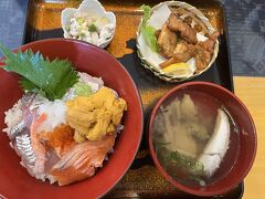 柿谷商店で遅めのランチ海鮮丼1650円プラス500円うにトッピング。
新鮮な魚が盛りだくさんです。