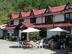 終点まで行く人たちを尻目に、途中の「すずらん昆虫館前」で下車

ペンションすずらんの真ん前
下車したのは5～6人だが、その前のバスで来た人もいて、予想以上に人が居た