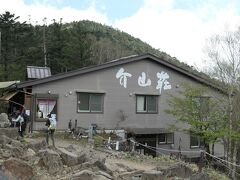 大菩薩峠に建つ介山荘

宿泊はもちろん、食事もできるし土産も種類豊富
だがしかし、なぜか体が糖分を要求、ソーダ味のアイスを買う
駄菓子のようないかがわしい甘みと冷たさが沁みる～