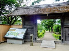八戸市立博物館の近くに立つ「旧八戸城東門」からスタートです。