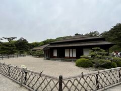あちらに見えるのは栗林公園 掬月亭です。。
こちらではお座敷へ上がって抹茶を頂けるのだけれど・・
とっても人が多くて断念しました(≧▽≦)

因みに抹茶付きの入亭料は大人700円です。。