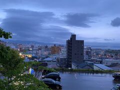 函館山から夜景が見られるのか見られないのか？！という微妙な天気で。
山頂のライブカメラをyoutubeで何度もみて、雲が晴れたように見えたのでホテルを出てロープウェイ乗り場まで坂道を歩いて登ってみた。

しかし、いざロープウェイ乗り場付近までくると雨が降り始めた。
今日は上まで登っても夜景は見えなさそう、ということで断念。
２泊あるが明日は今日より天気が悪くても上まで行こう、それでもよいか？と自分たちに問いかけ納得して下山。ホテルのほうは雲が晴れてきたけれど…